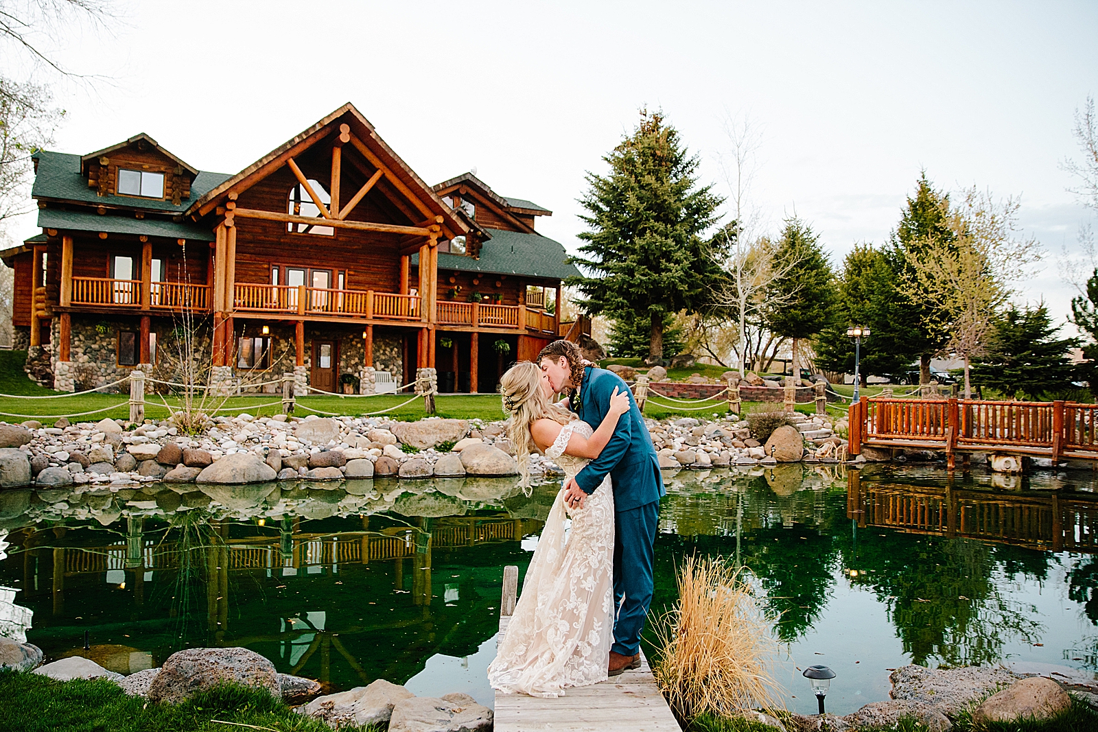 bride and groom kissing after travel with your wedding dress to Labelle Lake wedding