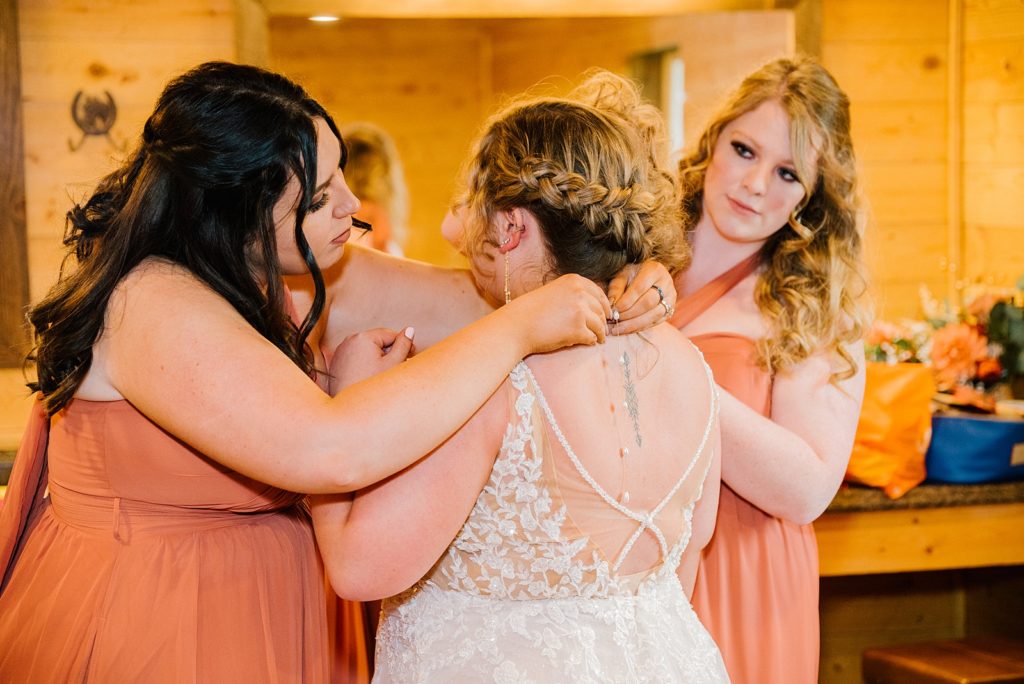 Bride getting ready with bridesmaids in blackfoot