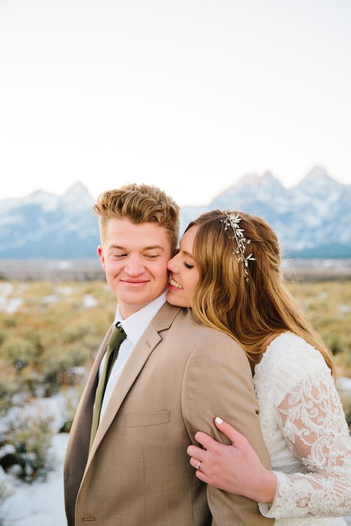 Couple kissing at Glacier View Turnout elopement 