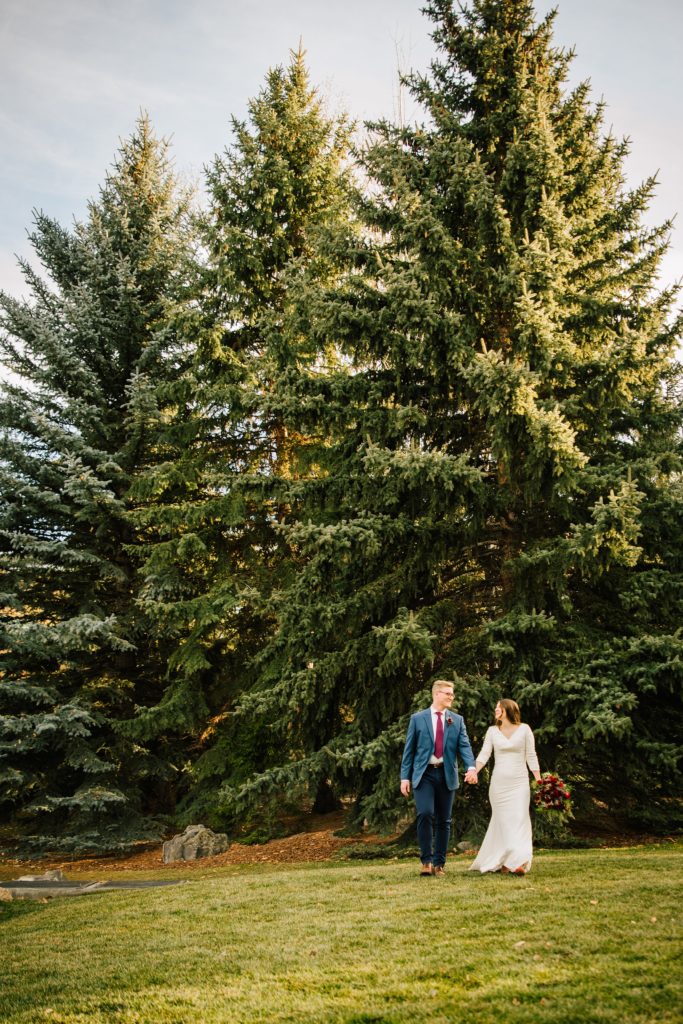 Jackson Hole wedding photographer captures Bride and groom mountain wedding
