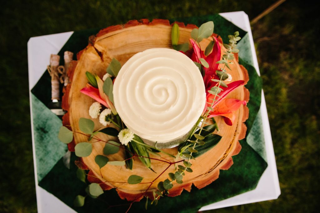 Jackson Hole wedding photographer captures Pocatello wedding cake