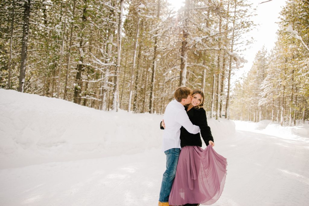 Jackson Hole wedding photographer captures couple kissing in snow