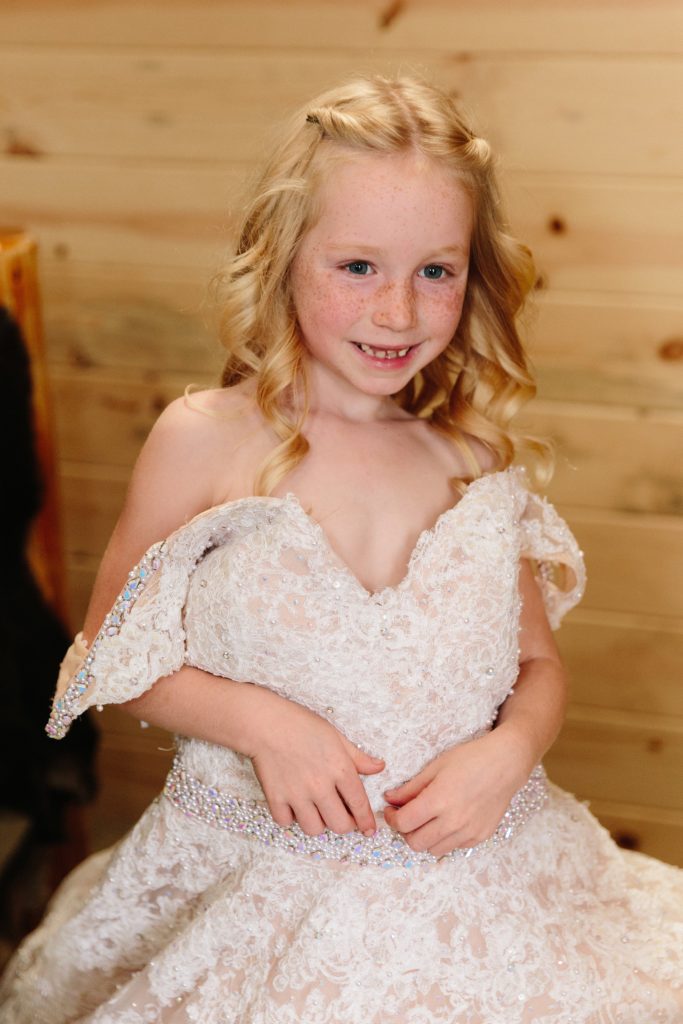 Jackson Hole wedding photographer captures Daughter in mothers wedding dress