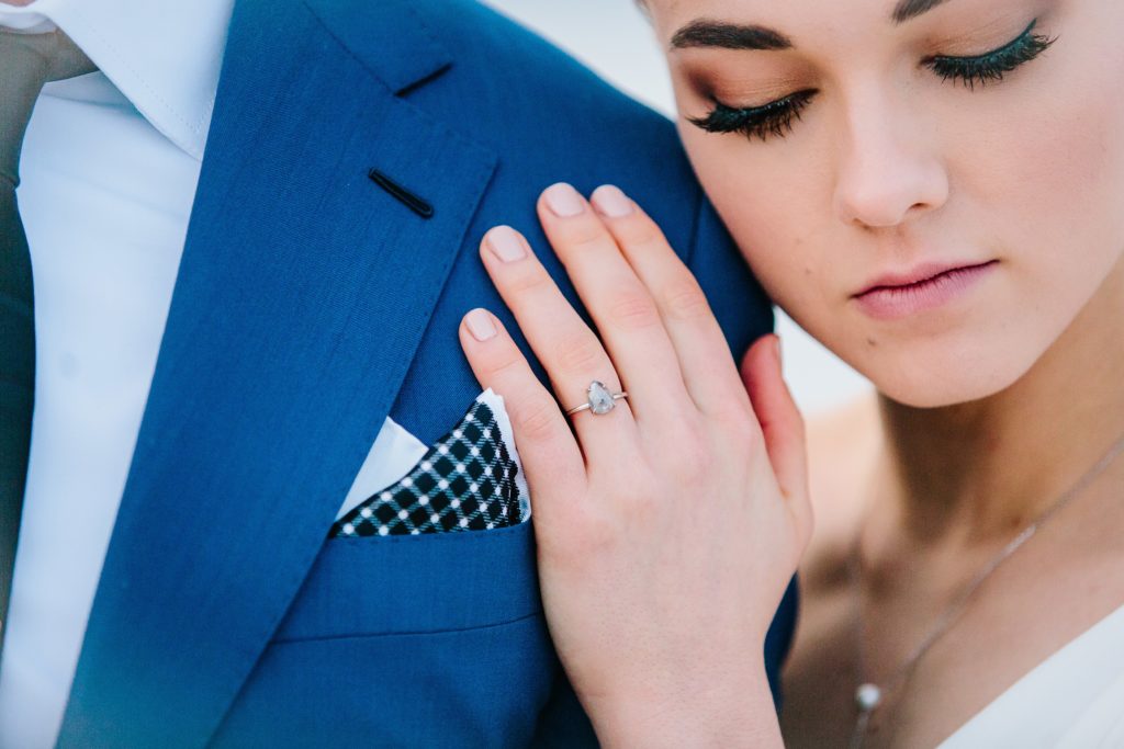 Jackson Hole wedding photographer captures Salt and pepper diamond on brides hand