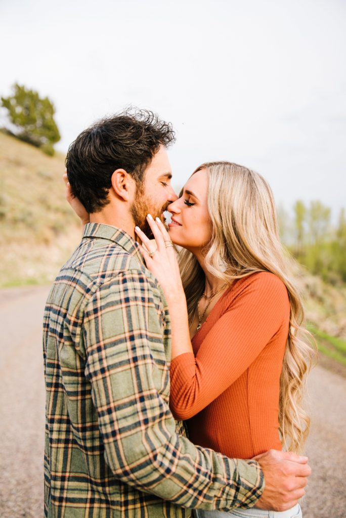 Jackson Hole wedding photographer captures smile kiss in mountains