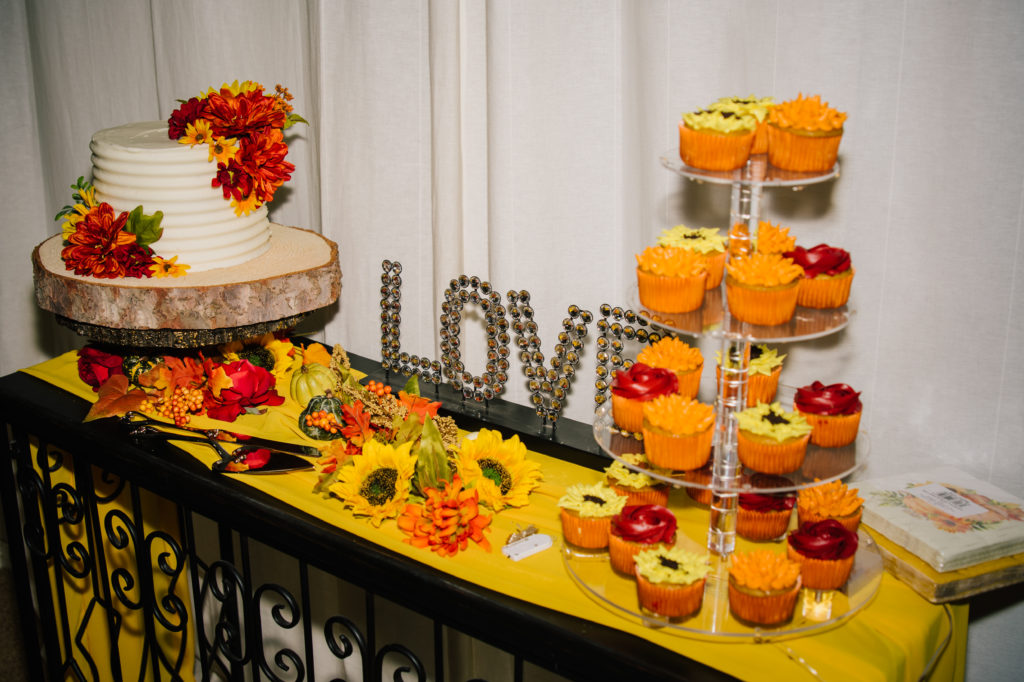Jackson Hole wedding photographer captures Cake and treats 