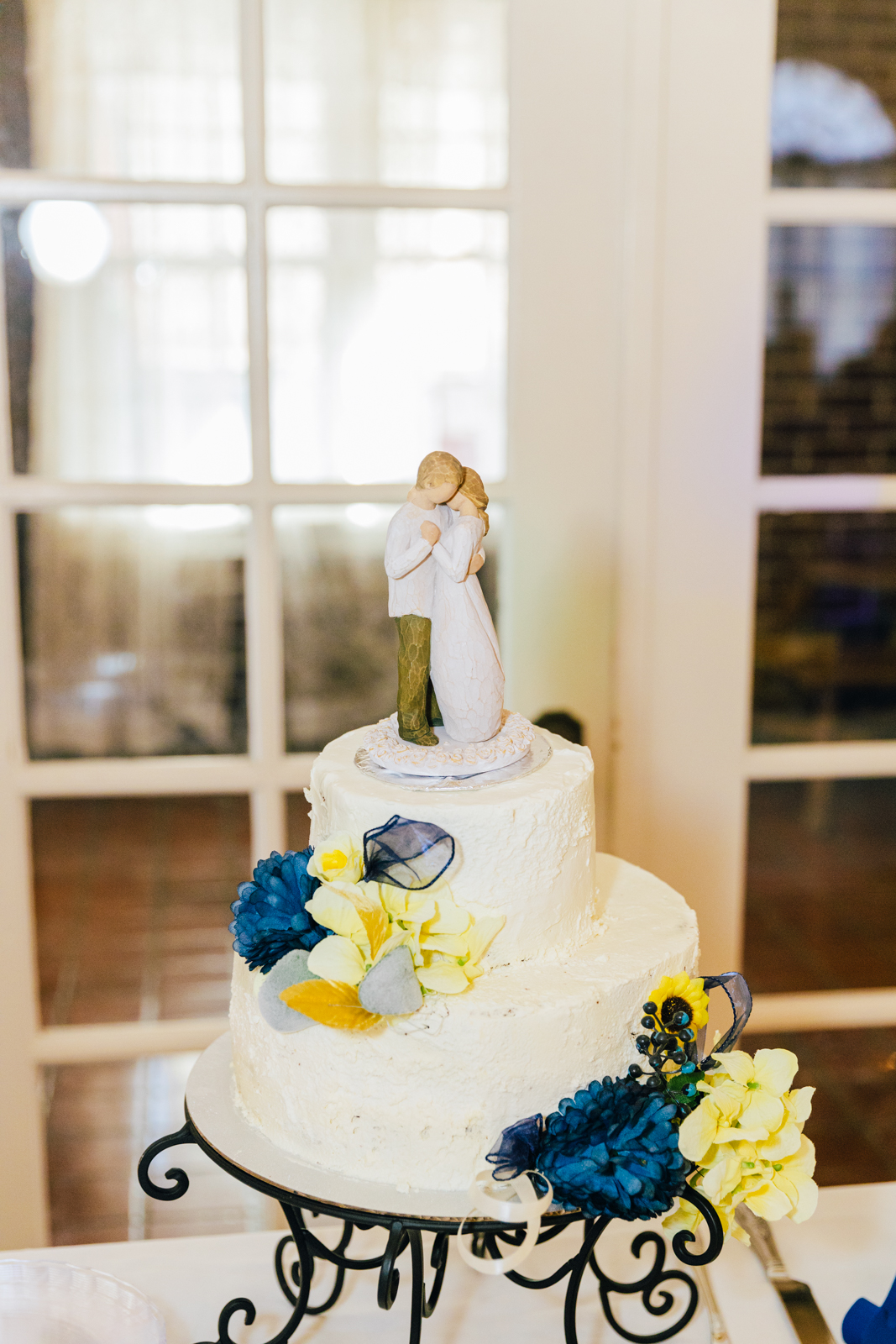Jackson Hole wedding photography capturesBlue and yellow wedding cake
