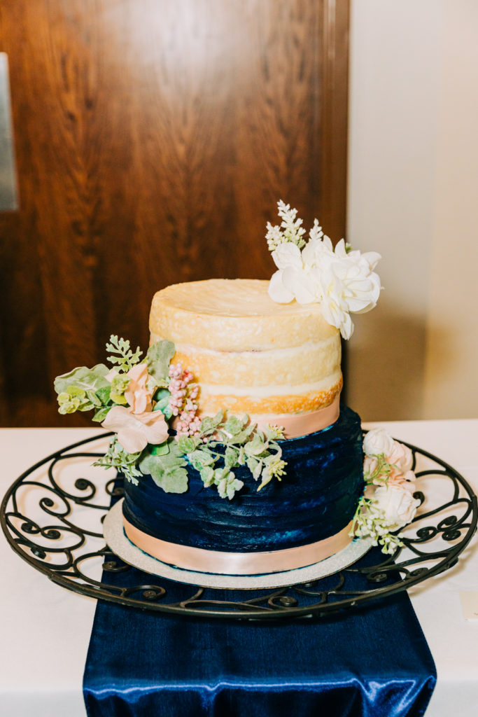 Jackson Hole wedding photographer captures wedding cake