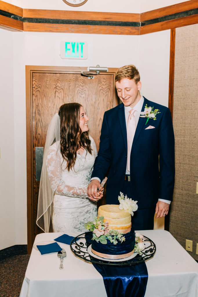 Jackson Hole wedding photographer captures cutting the cake