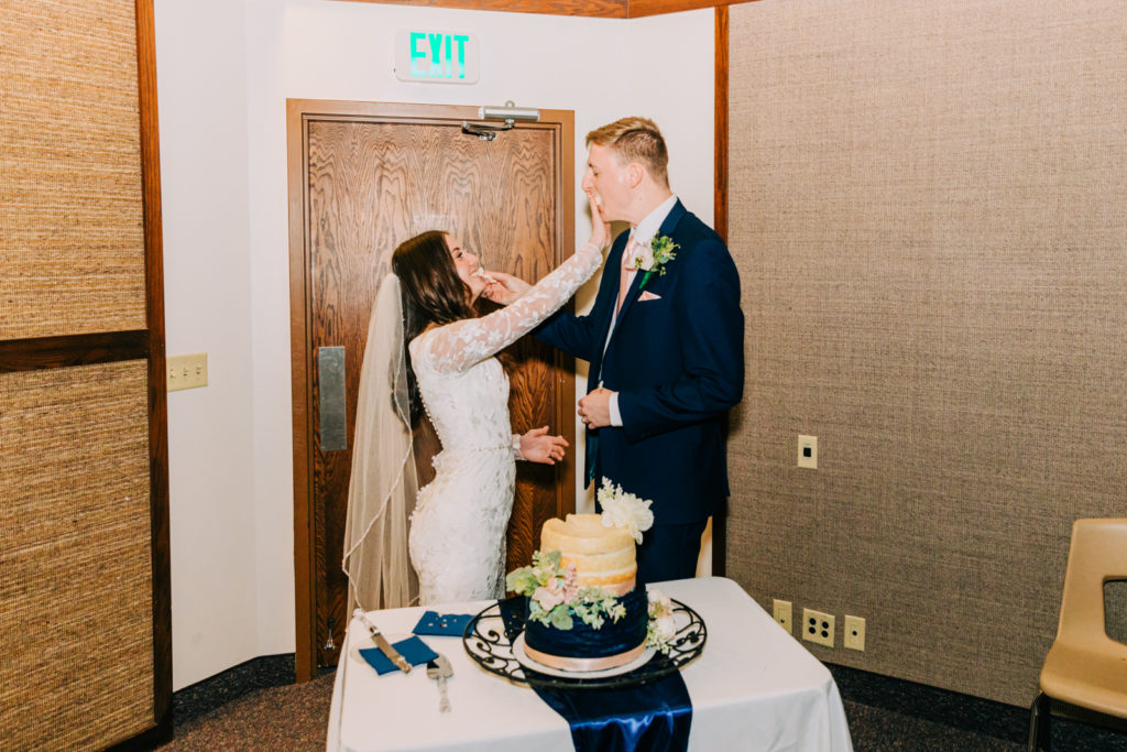 Jackson Hole wedding photographer captures cake smash