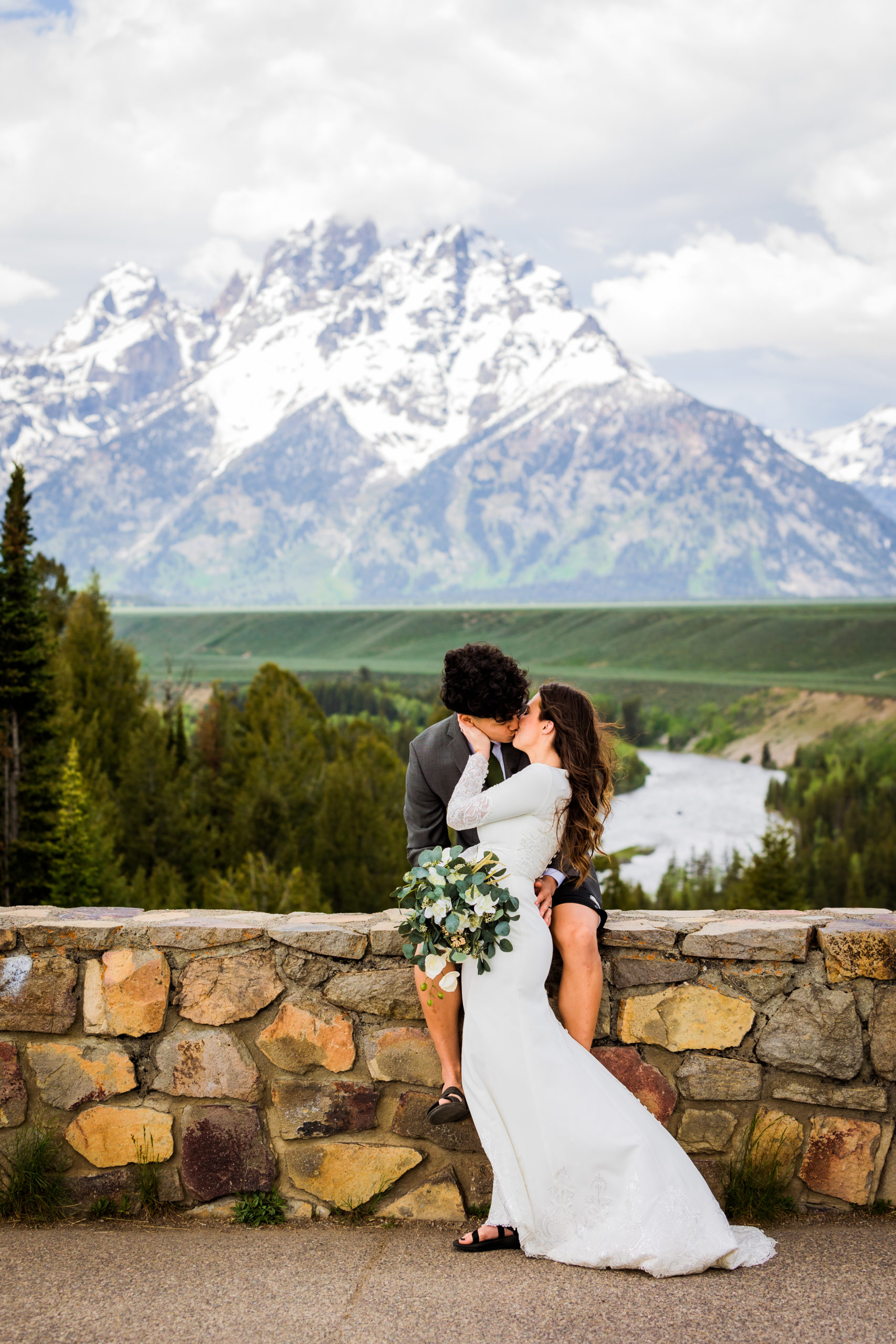 Snake River Overlook wedding pictures with bride adn groom kissing romantically in their wedding attire